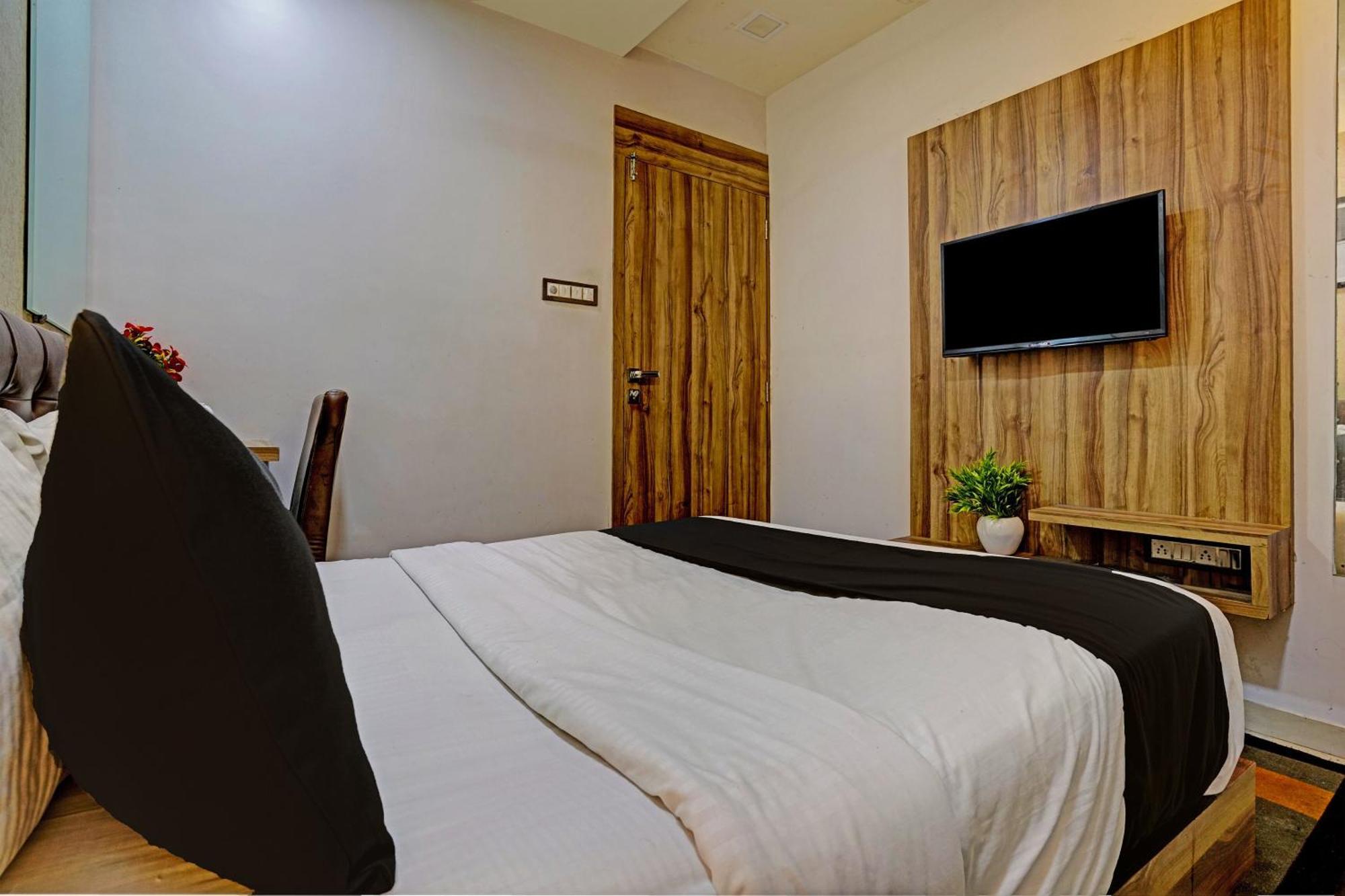 Hotel O Blue Inn Residence Near R City Mall Bombay Eksteriør billede